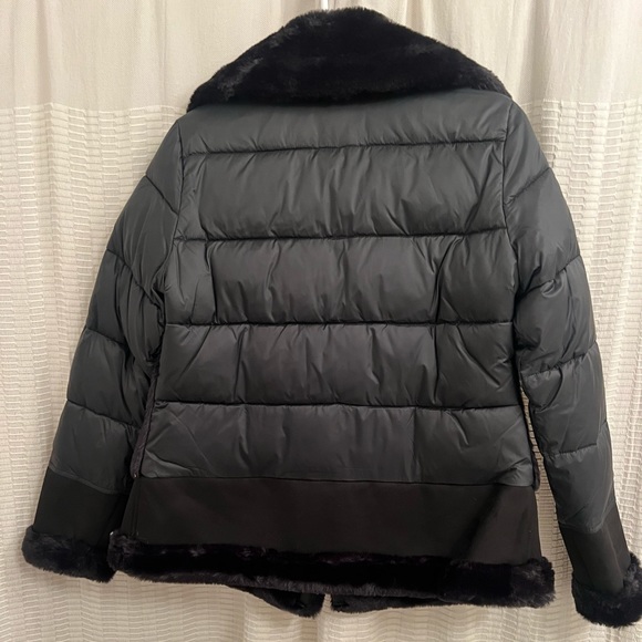 TAHARI FAUX FUR ASYMMETRIC ZIP COAT- like new - Picture 6 of 6